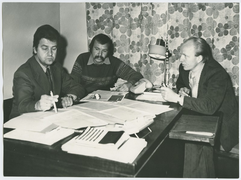TPI pulbermetallurgia laboratooriumi juhataja tehnikakandidaat Priit Kulu (paremal), teaduslik juhendaja dotsent tehnikakandidaat L. Valdma ja vaneminsener V. Kudrjavtsev, 1977.a. (TTÜM F 3224); Tallinna Tehnikaülikooli Muuseum